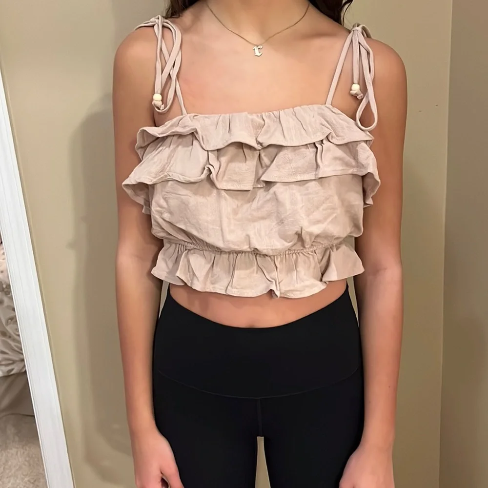 Cute Ruffled crop top - Picture 1 of 4